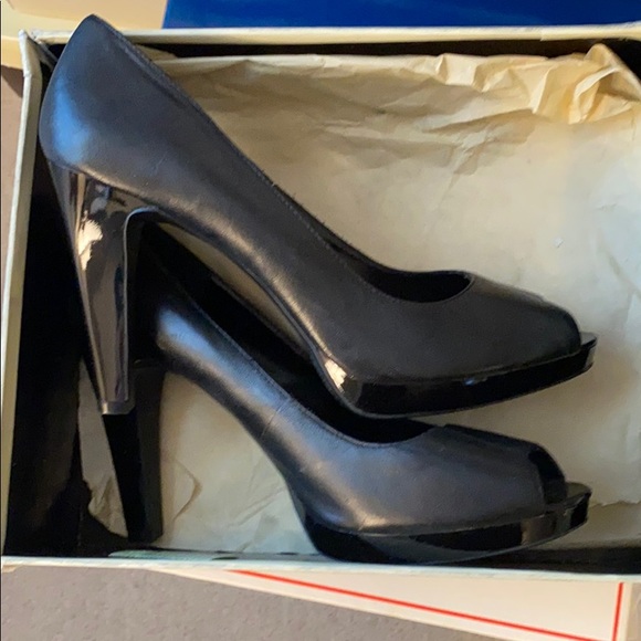 Black heels - Picture 3 of 3